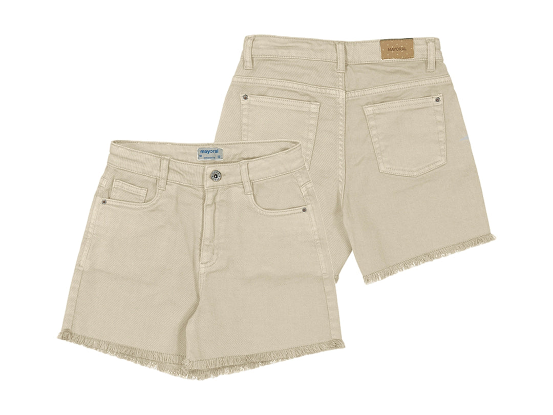 Shorts básicos color arena para niños de la marca Mayoral con acabado deshilachado en el borde inferior.