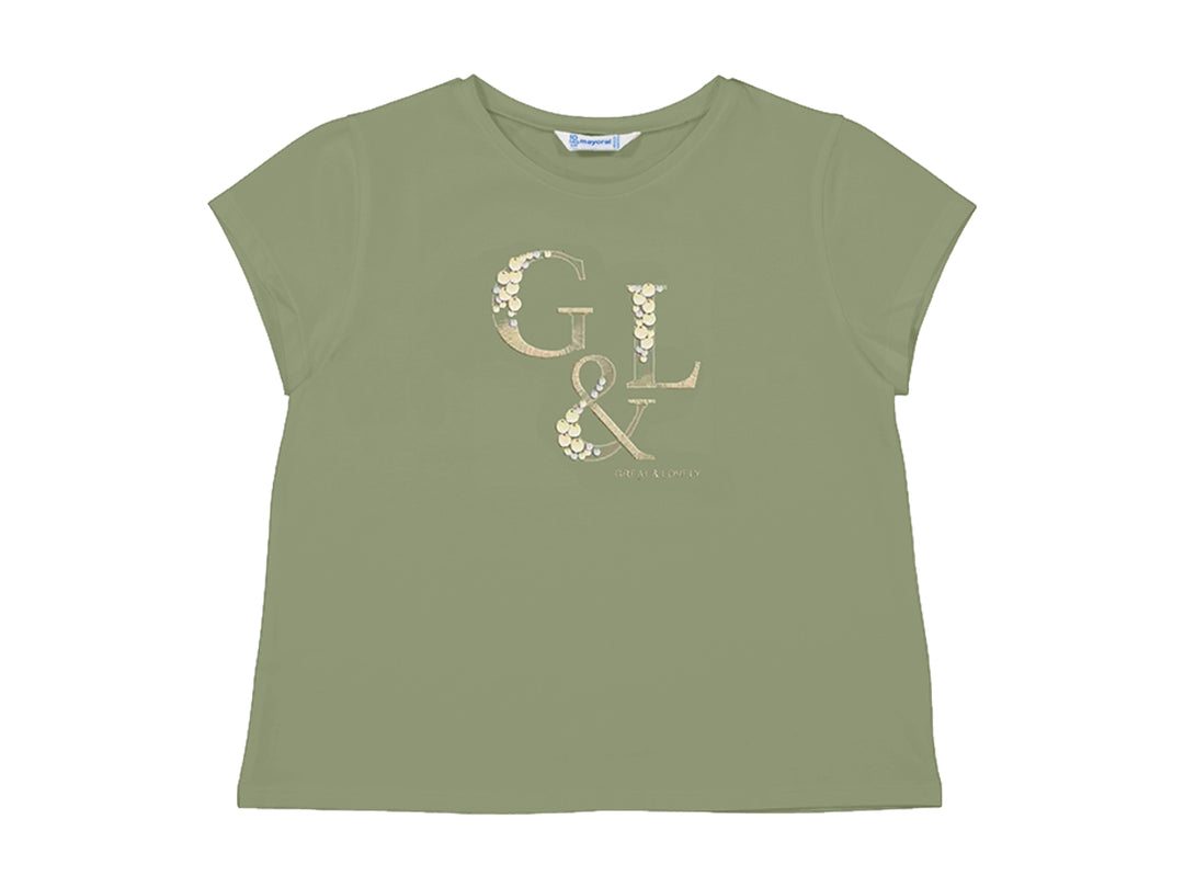 Camiseta básica color musgo para niños con diseño gráfico en el pecho.