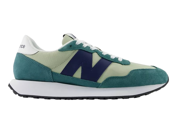 Tenis New Balance 237 en tonos verde oscuro y claro con suela blanca y detalles en azul.