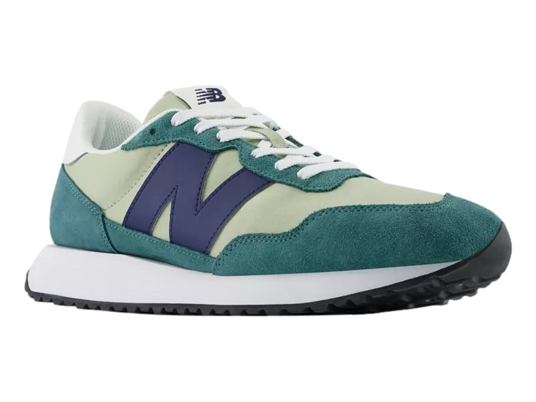 Tenis New Balance 237 en tonos verde oscuro y claro con suela blanca y detalles en azul.