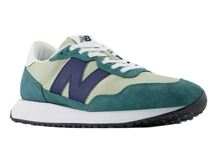 Tenis New Balance 237 en tonos verde oscuro y claro con suela blanca y detalles en azul.