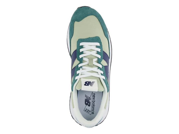 Tenis New Balance 237 en tonos verde oscuro y claro con suela blanca y detalles en azul.