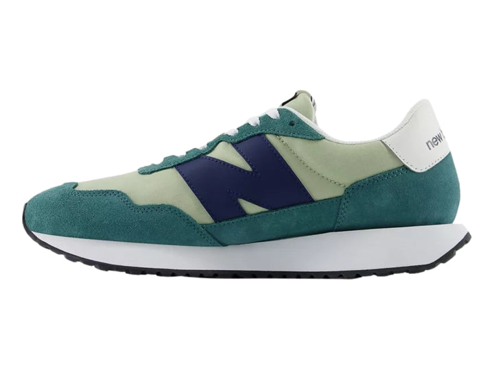 Tenis New Balance 237 en tonos verde oscuro y claro con suela blanca y detalles en azul.