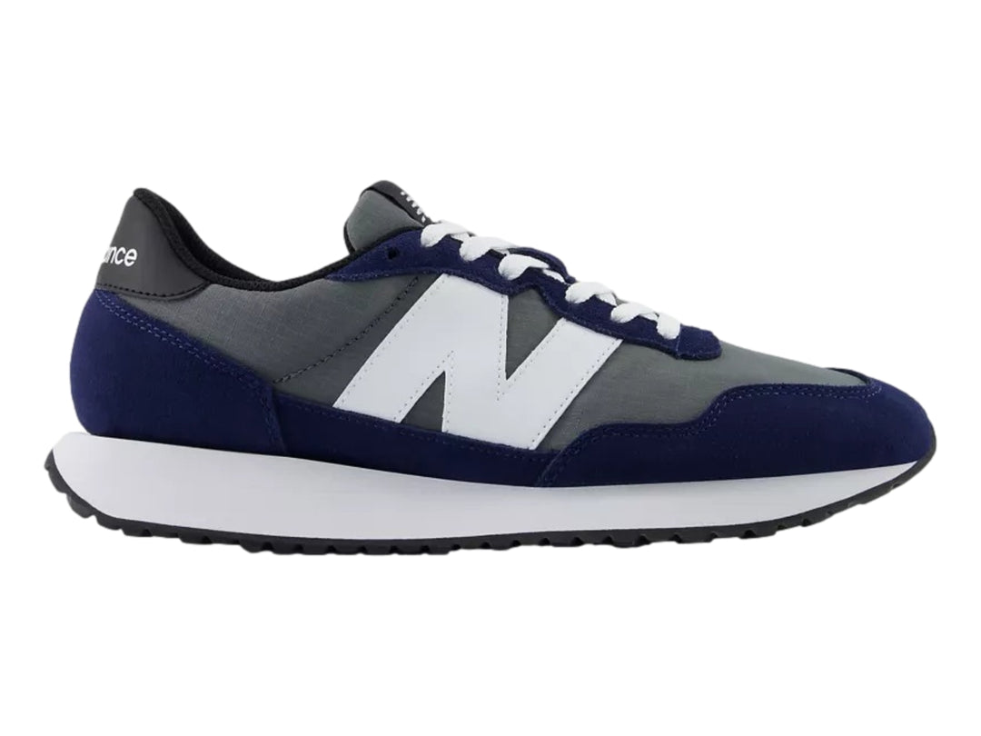 Tenis New Balance modelo 237 en colores azul marino y gris con suela blanca.