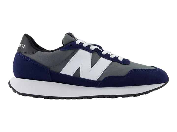 Tenis New Balance modelo 237 en colores azul marino y gris con suela blanca.