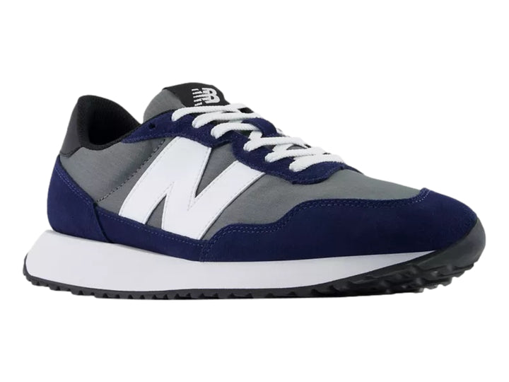 Tenis New Balance modelo 237 en colores azul marino y gris con suela blanca.