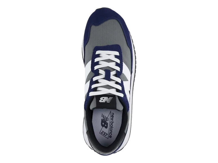 Tenis New Balance modelo 237 en colores azul marino y gris con suela blanca.