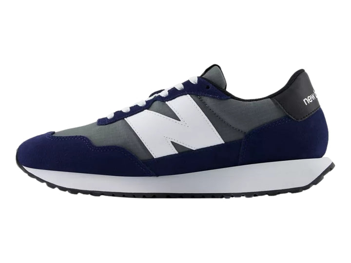 Tenis New Balance modelo 237 en colores azul marino y gris con suela blanca.