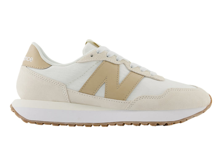 Tenis New Balance modelo 237 en colores blanco y beige con detalles en gamuza y suela blanca.