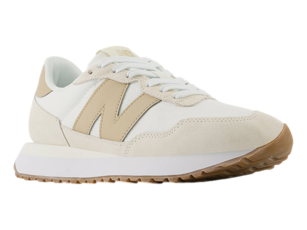 Tenis New Balance modelo 237 en colores blanco y beige con detalles en gamuza y suela blanca.
