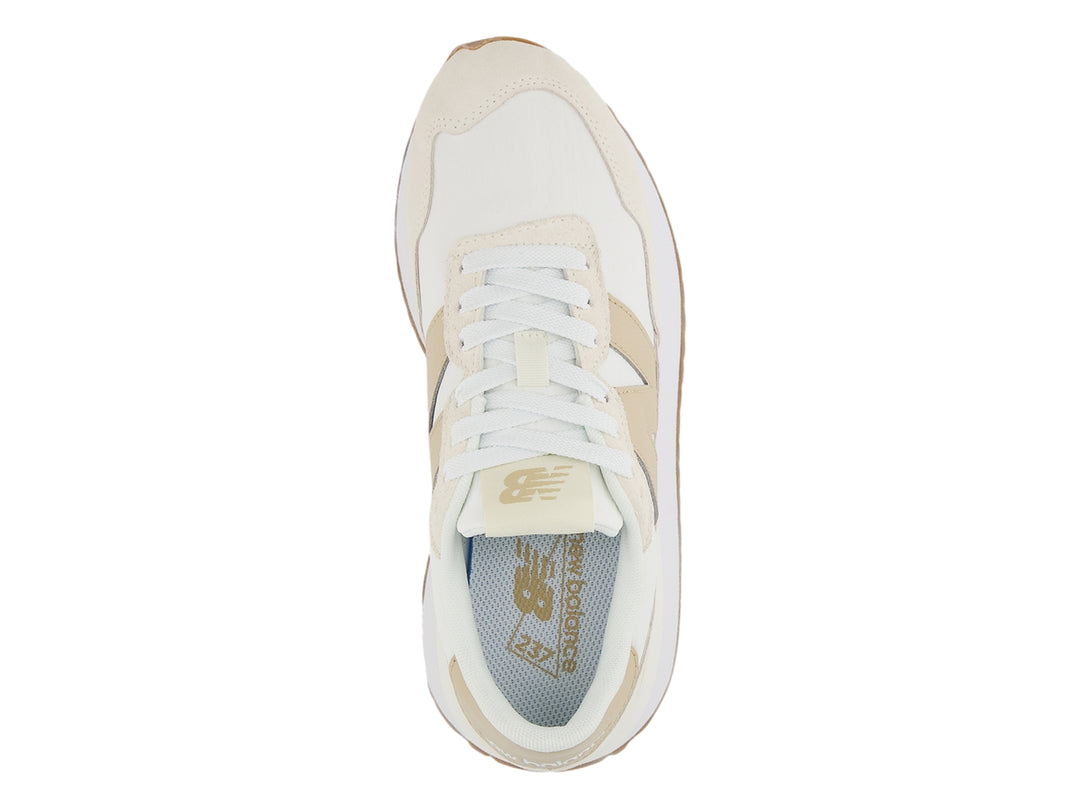 Tenis New Balance modelo 237 en colores blanco y beige con detalles en gamuza y suela blanca.