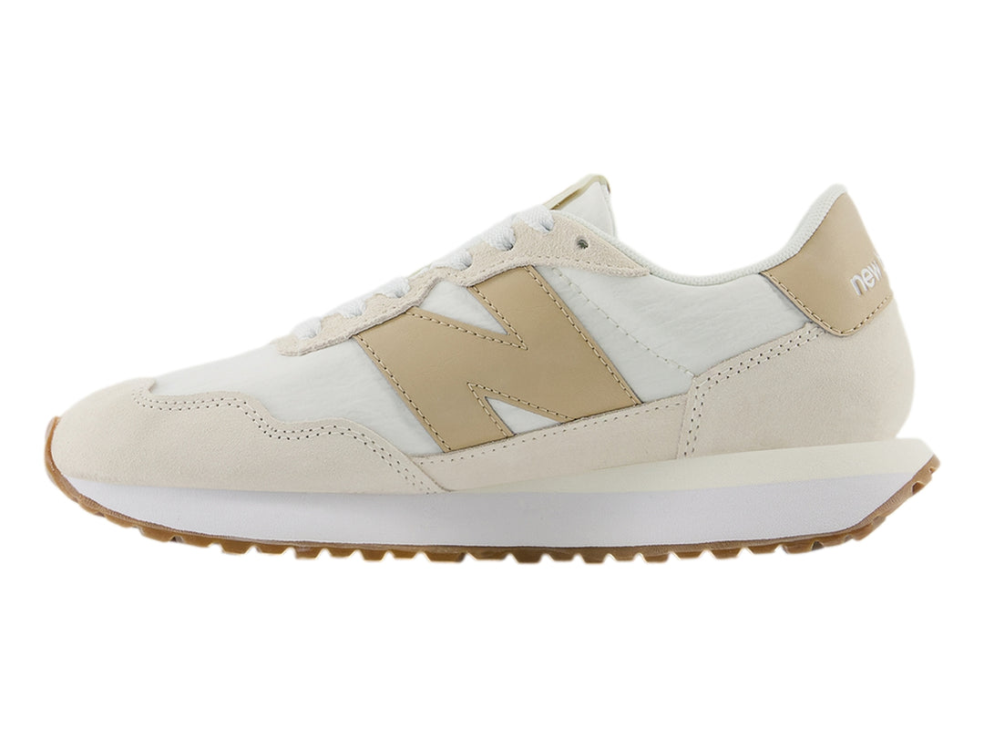 Tenis New Balance modelo 237 en colores blanco y beige con detalles en gamuza y suela blanca.