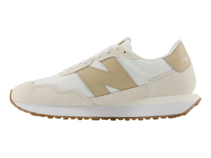 Tenis New Balance modelo 237 en colores blanco y beige con detalles en gamuza y suela blanca.