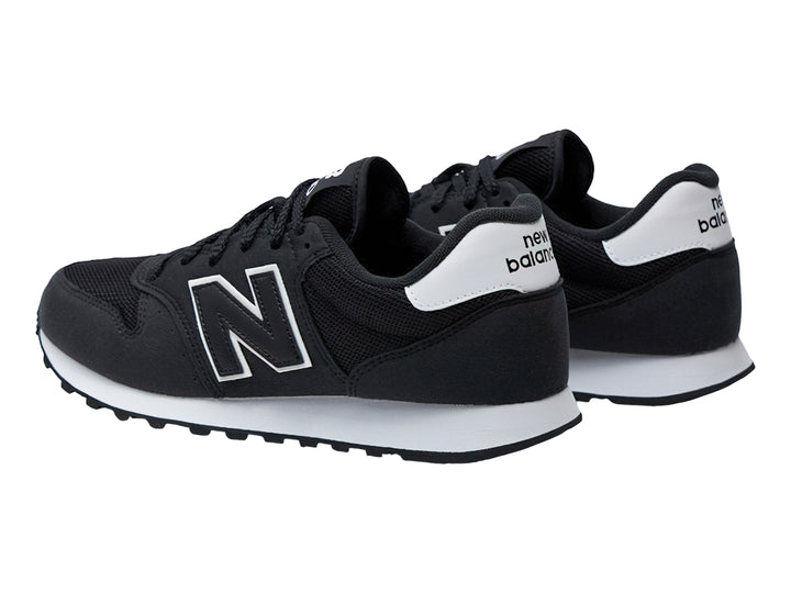 Tenis New Balance modelo 500 en color negro con detalles y suela en blanco.