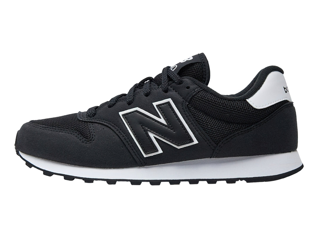 Tenis New Balance modelo 500 en color negro con detalles y suela en blanco.