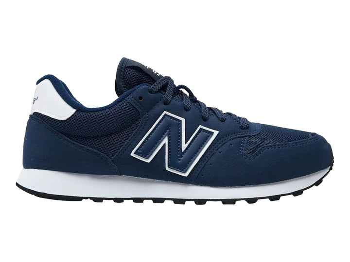 Tenis New Balance color azul marino con suela blanca y detalles en blanco.