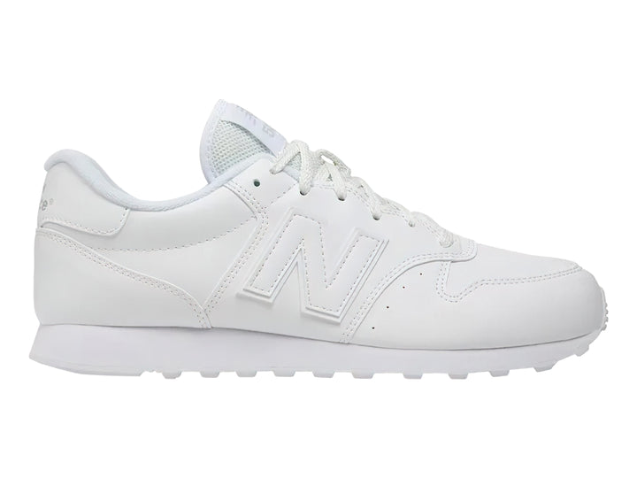 Tenis New Balance modelo 500 en color blanco total con suela blanca y cordones blancos.