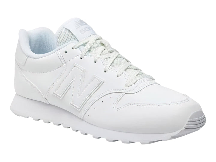 Tenis New Balance modelo 500 en color blanco total con suela blanca y cordones blancos.