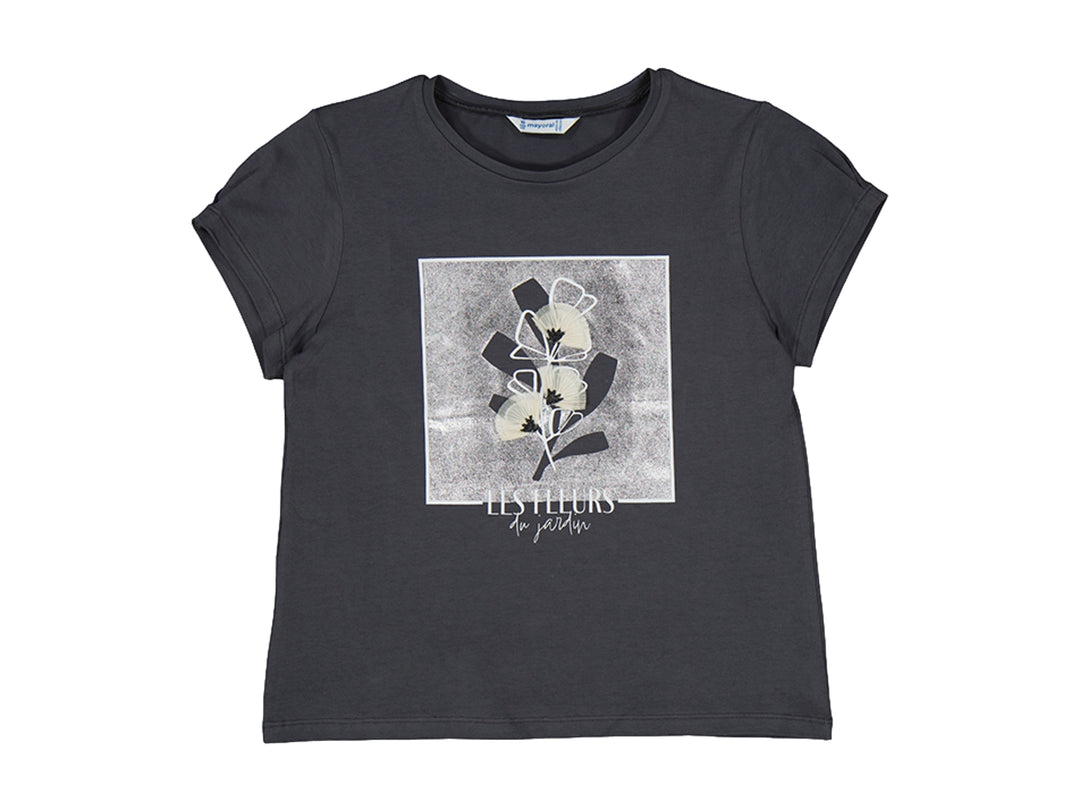 Camiseta color carbón de manga corta con estampado floral cuadrado en el pecho.