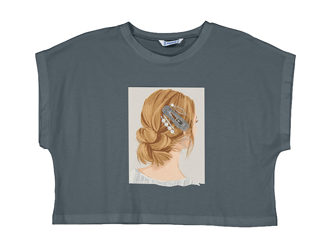 Camiseta color carbón con estampado frontal de una niña con pinzas en el cabello.