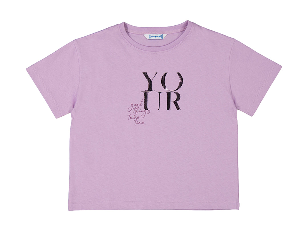 Camiseta lila de manga corta para niños con estampado de letras negras en el centro.