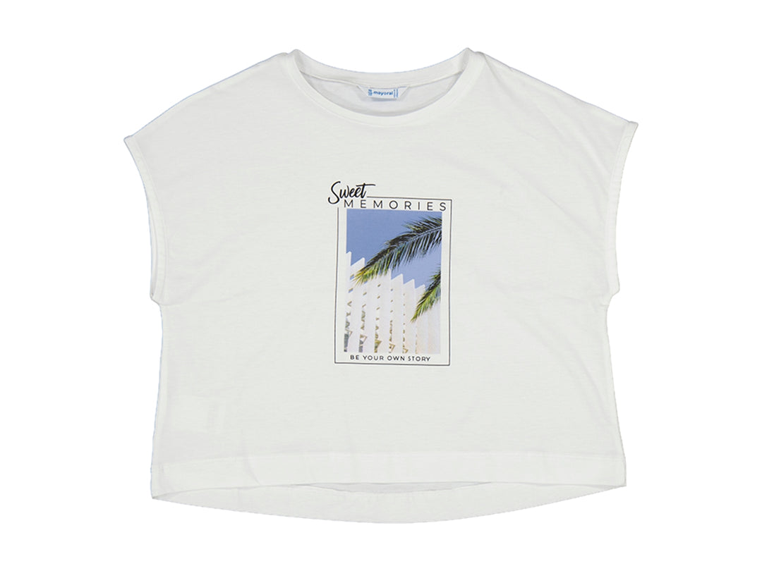 Camiseta blanca de manga corta con estampado gráfico de una palmera y texto en el centro.