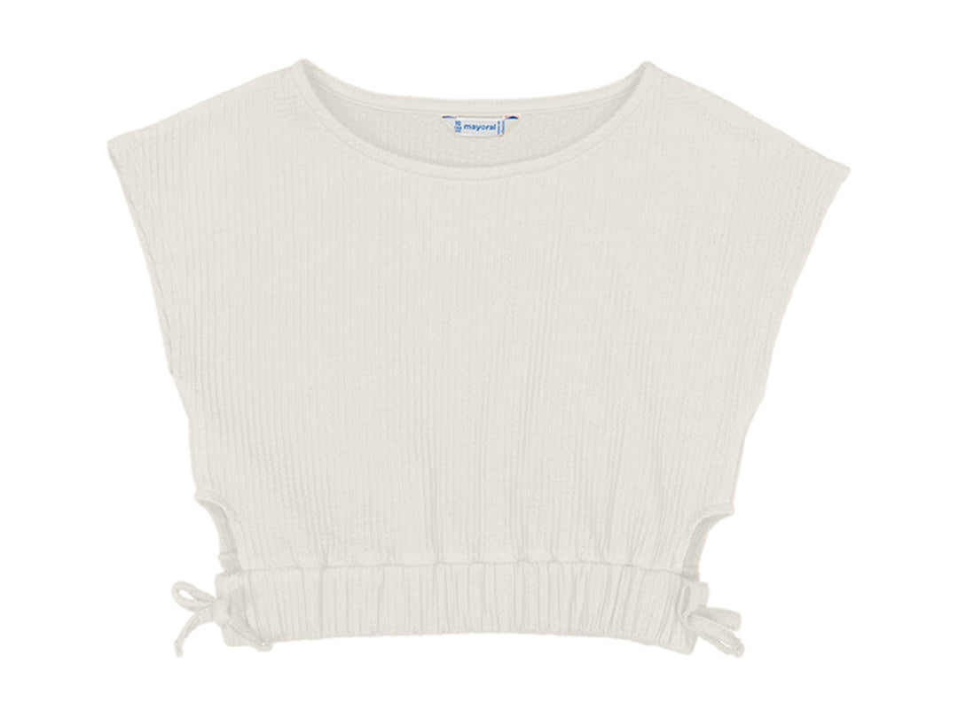 Camiseta color hueso para niños con textura canalé y aberturas laterales con lazos.