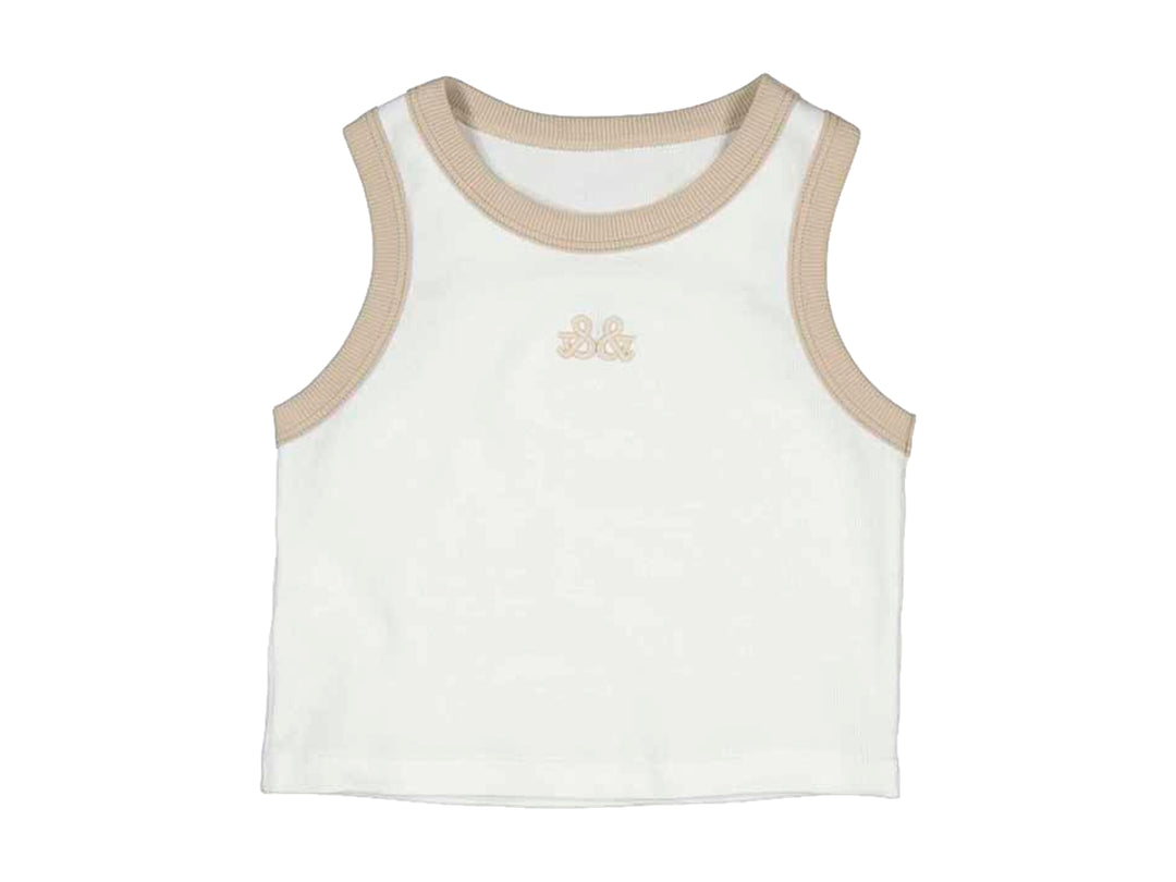 Camiseta de tirantes color crudo con ribete beige y pequeño bordado central.