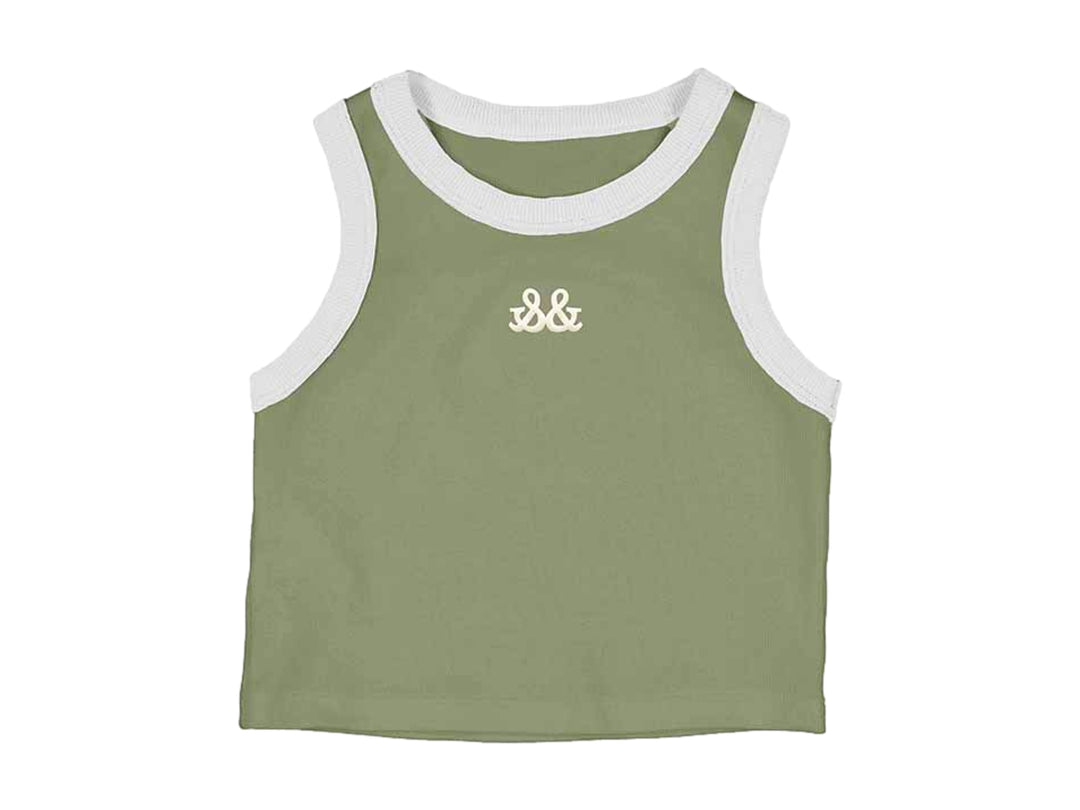 Camiseta de tirantes color verde musgo con ribete blanco en cuello y sisas.