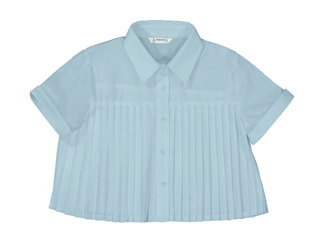 Blusón azul claro con cuello, botones frontales y cuerpo plisado.