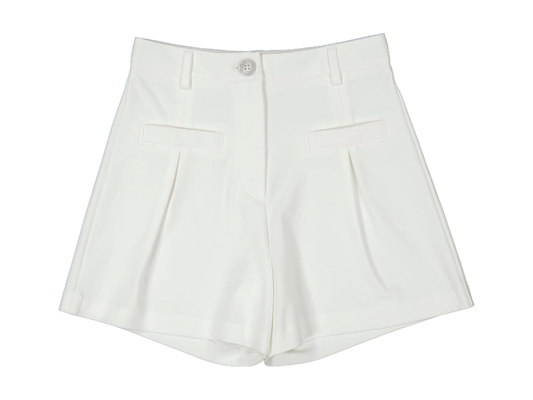 Pantalón corto color crudo para niños con detalles de pinzas y botón frontal.