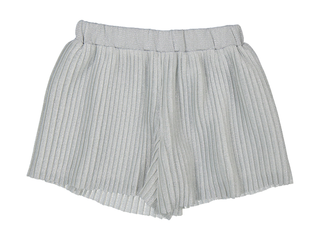 Pantalón corto color plata con textura plisada y cintura elástica para niño o niña.