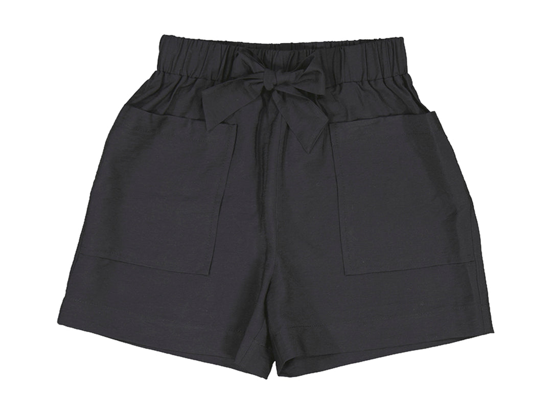 Pantalón corto negro para niña con bolsillos frontales y lazo en la cintura.