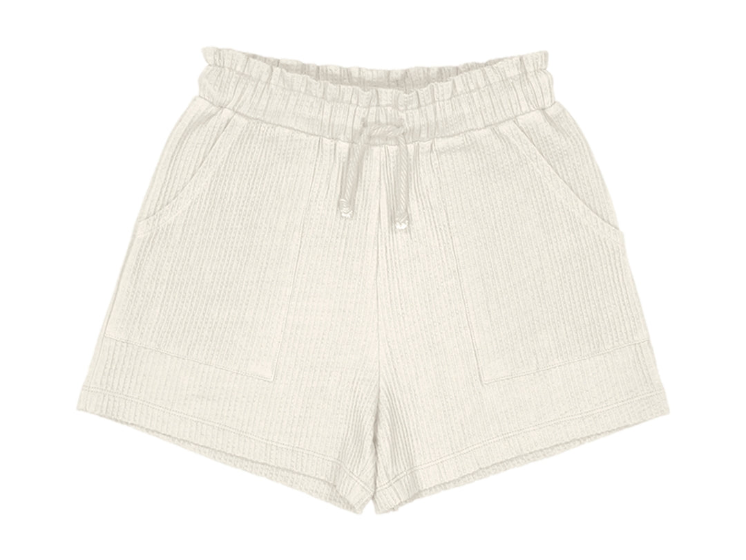 Pantalón corto color hueso para niños con cintura elástica y textura acanalada.