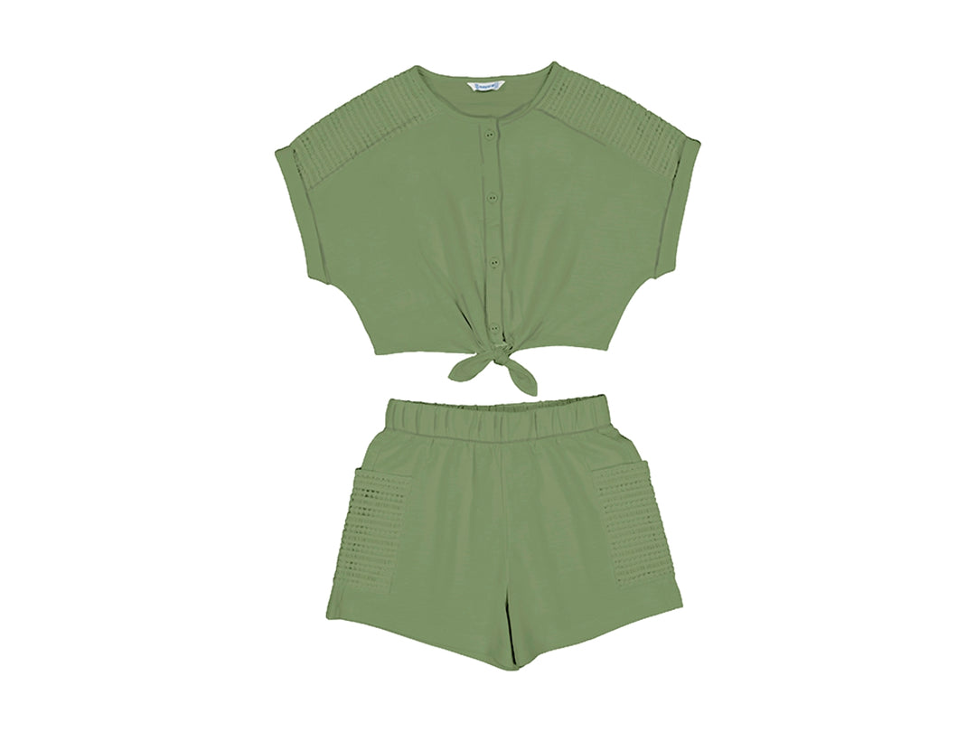 Conjunto de ropa infantil color verde laurel compuesto por un top con nudo frontal y un short.