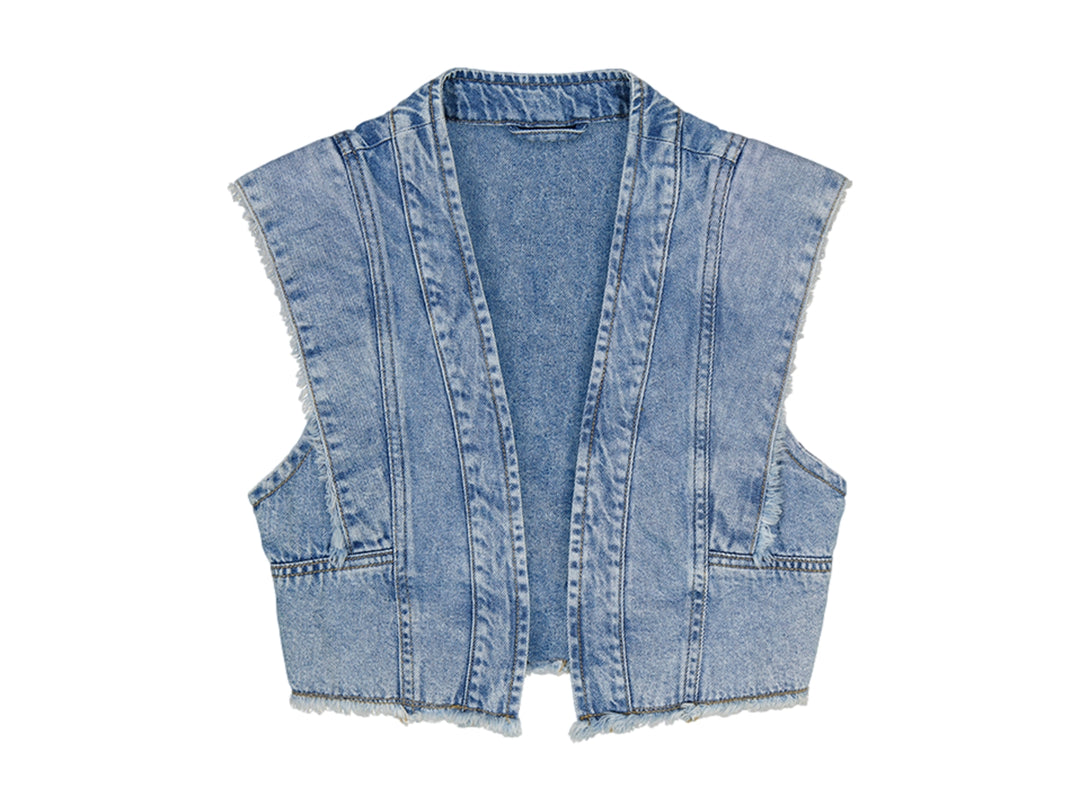 Chaleco de mezclilla azul medio para niña con bordes deshilachados y diseño casual.