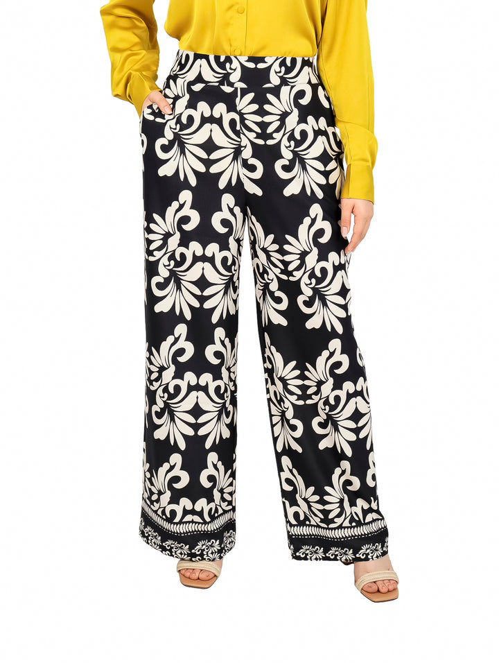 Pantalón estampado en color negro y khaki con corte de pierna ancha.