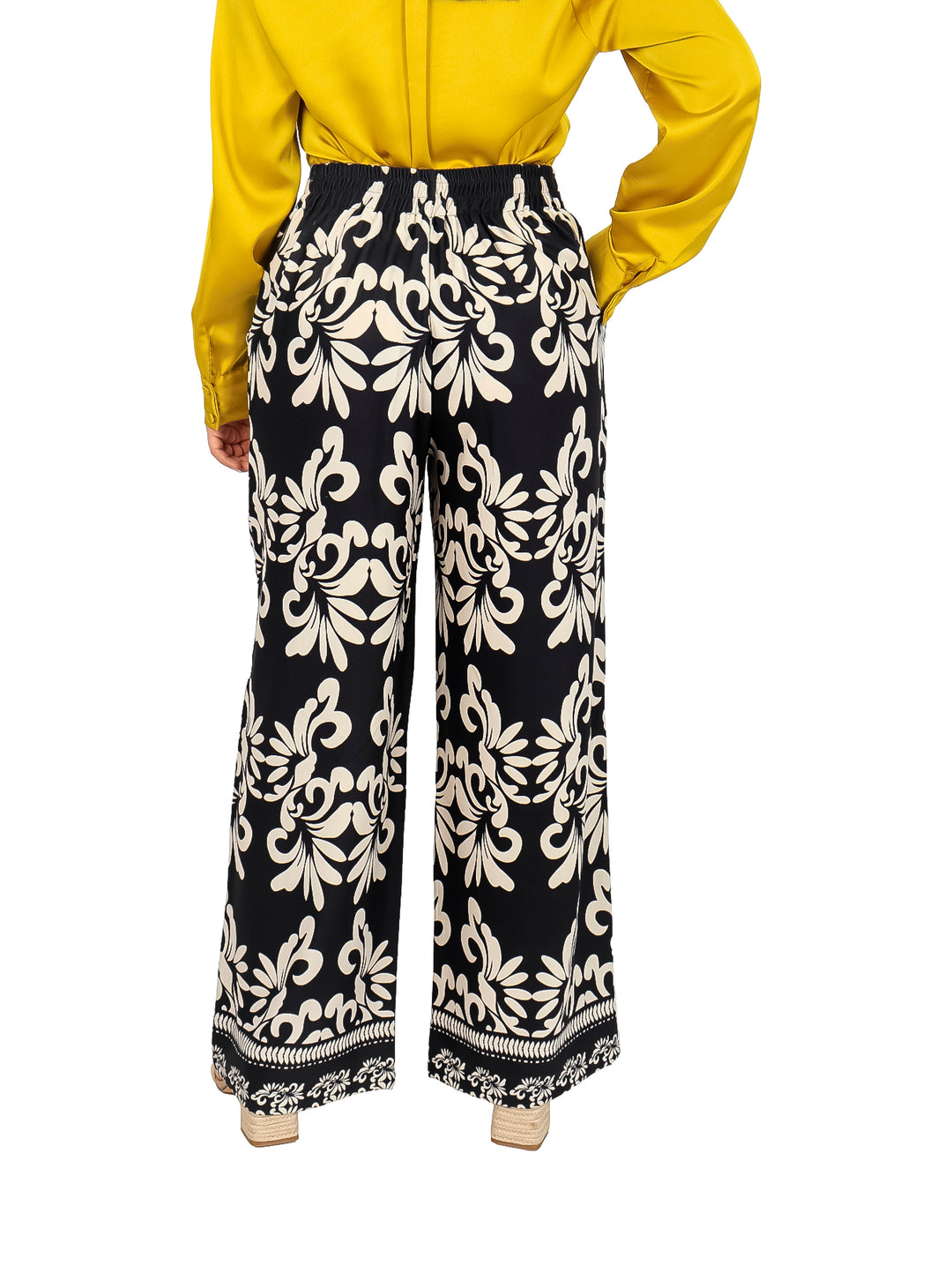 Pantalón estampado en color negro y khaki con corte de pierna ancha.