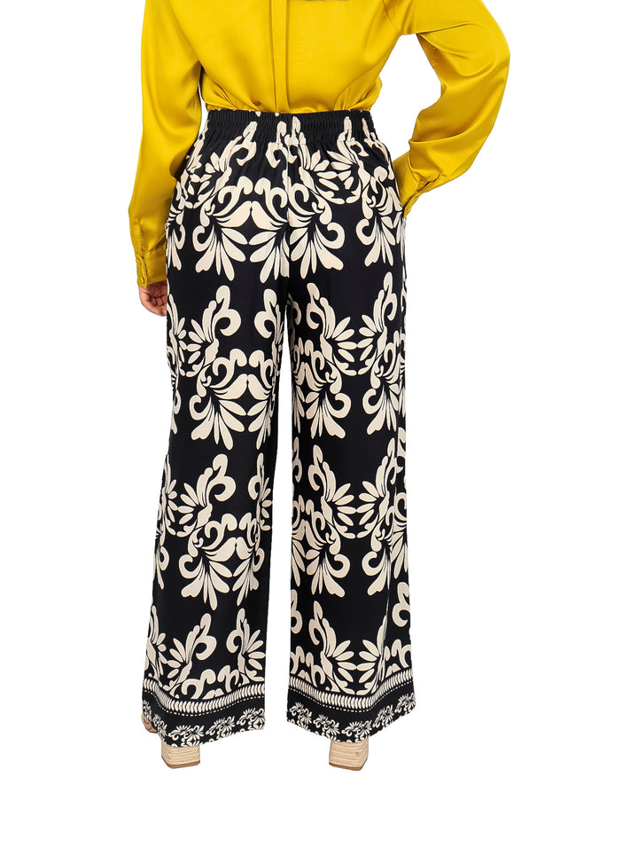 Pantalón estampado en color negro y khaki con corte de pierna ancha.
