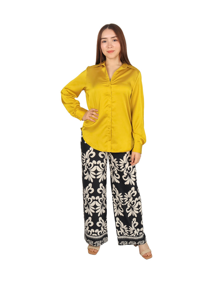 Pantalón estampado en color negro y khaki con corte de pierna ancha.