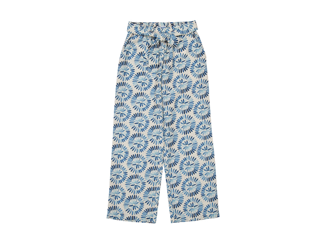 Pantalón largo infantil blanco con estampado floral azul y cintura ajustable.
