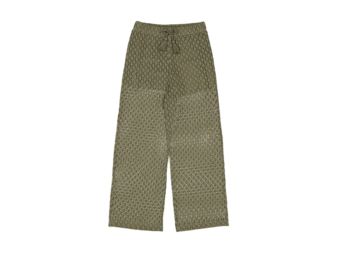 Pantalón largo color musgo para niños con tejido calado y cintura elástica.