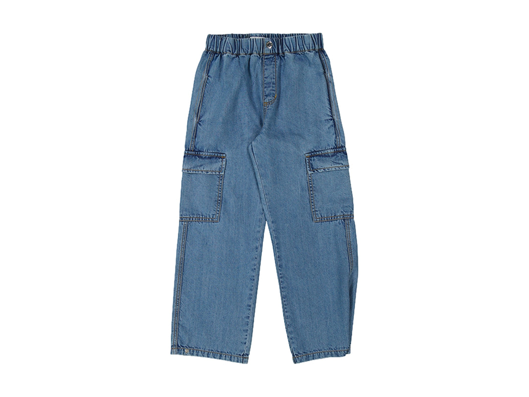 Pantalón largo de mezclilla azul estilo cargo con cintura elástica y bolsillos laterales.