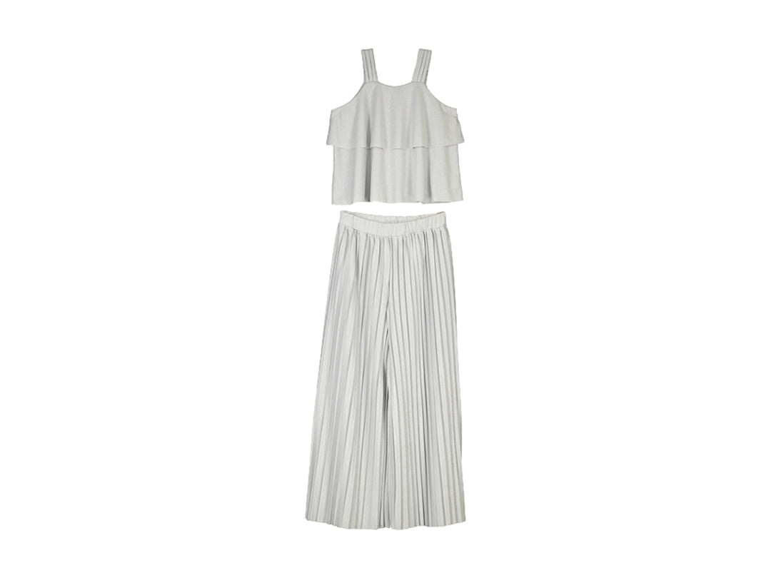 Conjunto infantil de dos piezas en color plata, incluye top con volantes y pantalón largo plisado.