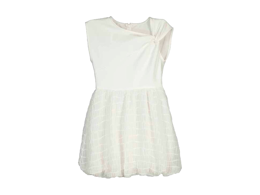 Vestido infantil color crudo con torso liso y falda corta estilo globo texturizada.