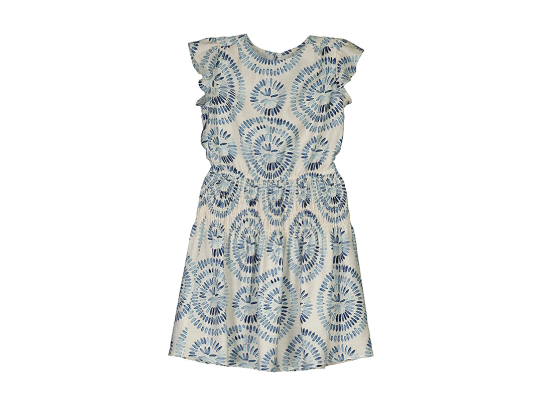Vestido corto para niña con estampado circular en tonos azul y blanco, cuello redondo y mangas con volantes.