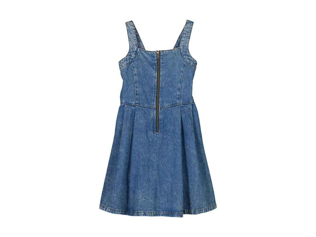 Vestido corto de mezclilla azul con cierre trasero negro.