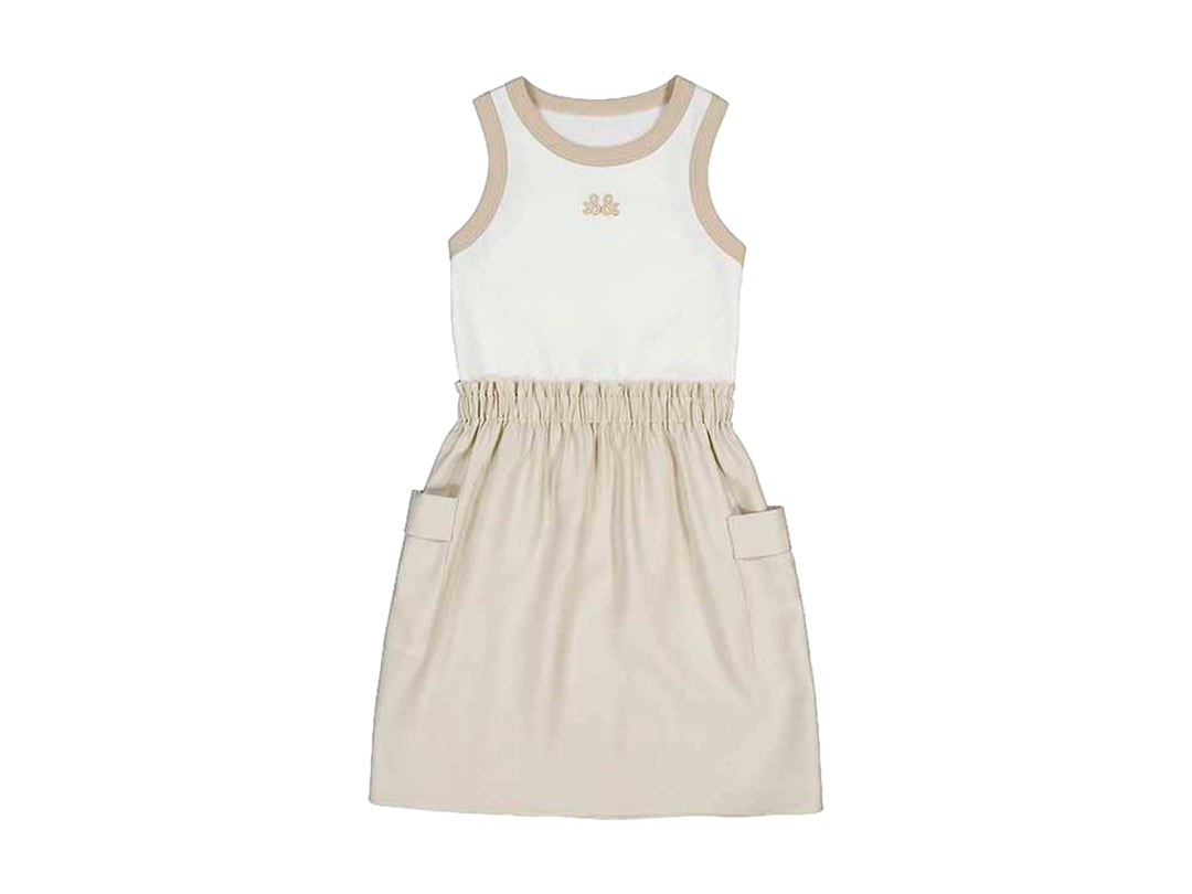 Vestido para Niña Mayoral color blanco y arena con bolsillos cargo y cintura elástica.