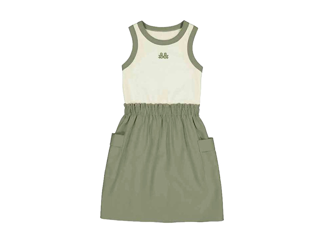 Vestido infantil combinado en color crema y musgo con bolsillos laterales tipo cargo.