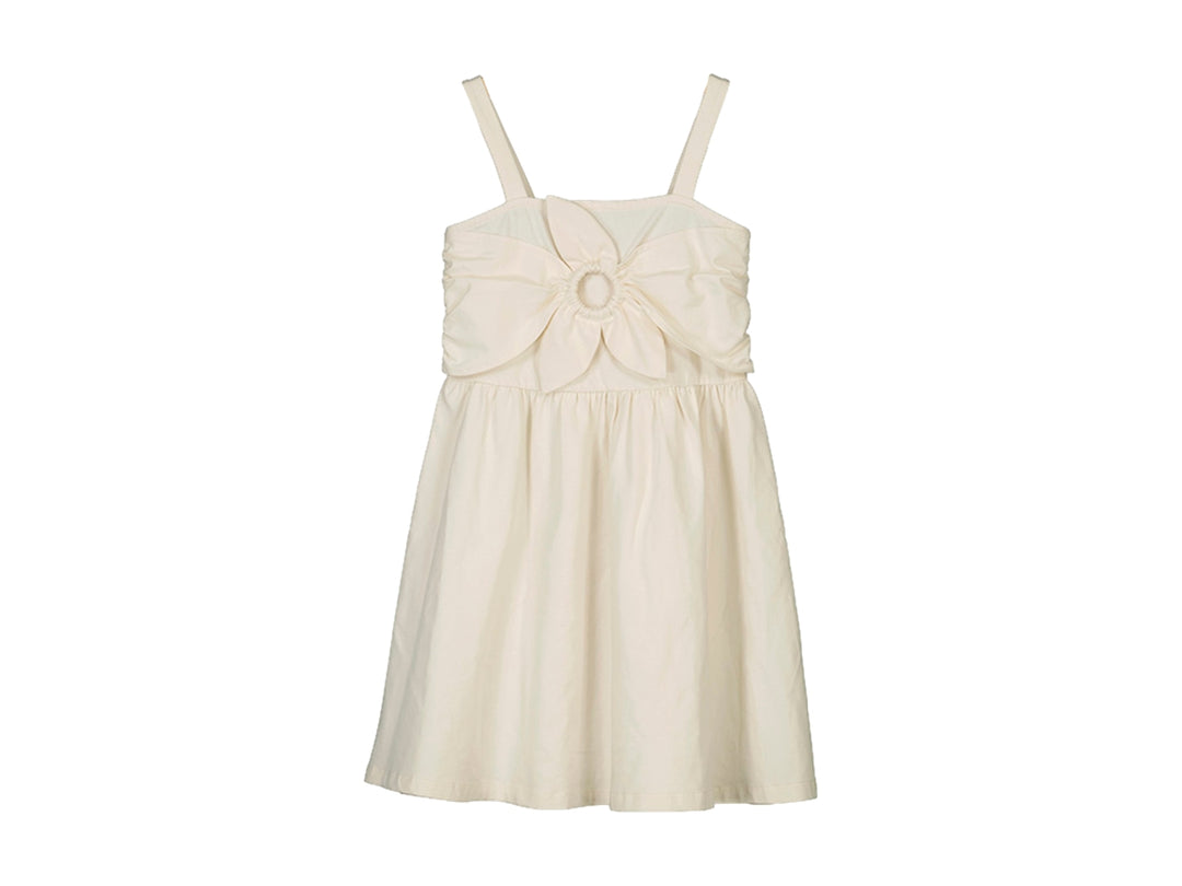 Vestido color hueso para niña con detalle de flor en el pecho y tirantes.